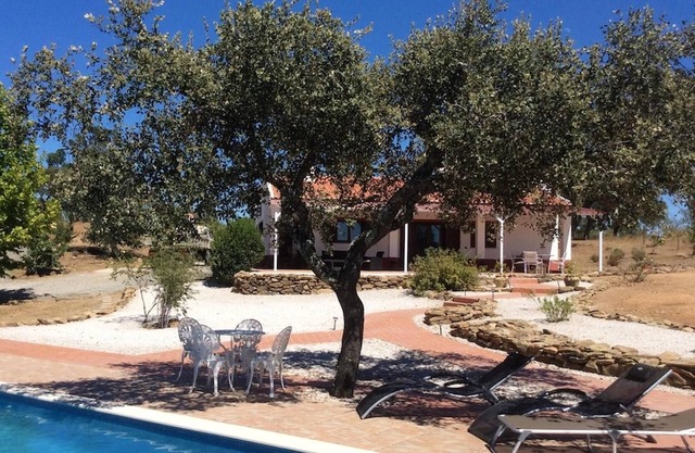 Homerez - Chalet for 5 ppl. with swimming-pool, jacuzzi and garden at Ourique
