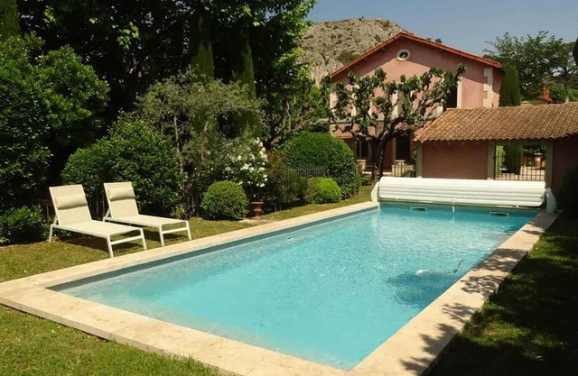 Homerez - Elegant Villa in Cavaillon with Private Pool