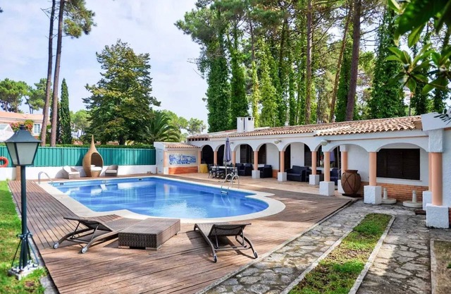 Homerez - Elegant Villa in Corroios with Private Pool