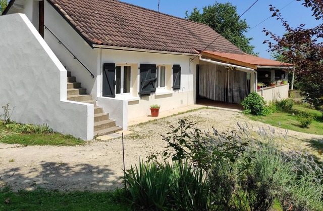 Homerez - Beautiful house for 6 ppl. with terrace at Marcillac-Saint-Quentin
