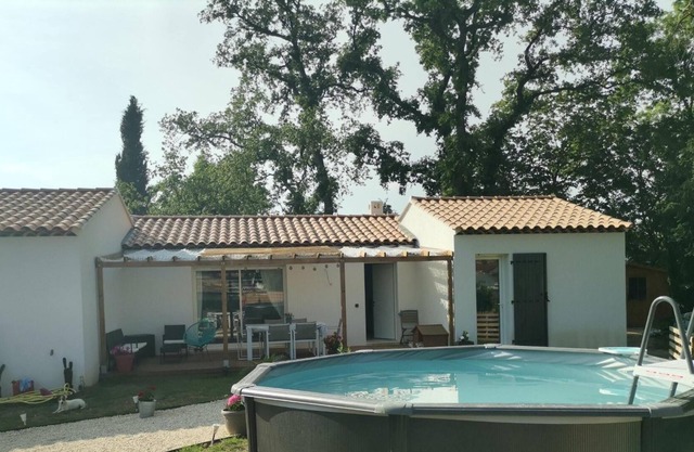 Homerez - House for 10 ppl. with swimming-pool, garden and terrace at Néoules