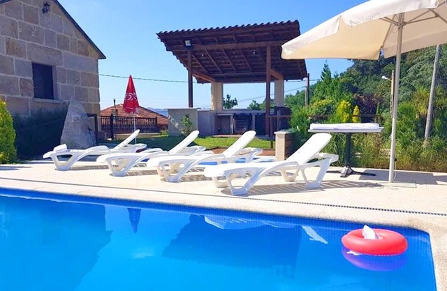 Homerez - House for 8 ppl. with swimming-pool, jacuzzi and garden at Pontevedra
