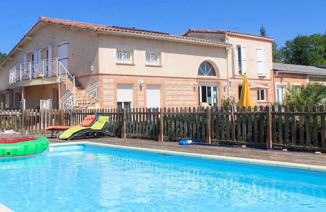 Homerez - Nice house for 5 ppl. with shared pool and terrace at Latrape