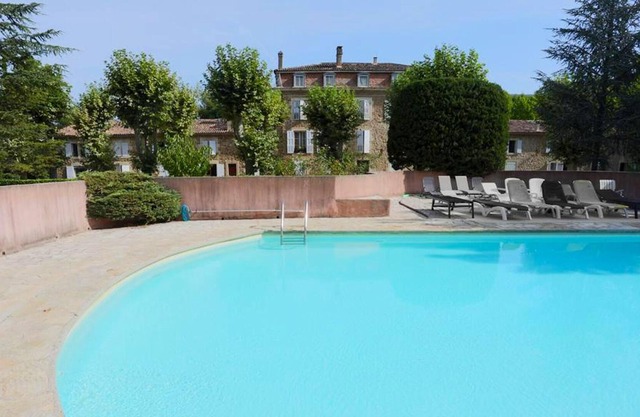 Homerez - Spacious appartement for 7 ppl. with shared pool and garden at Rustrel