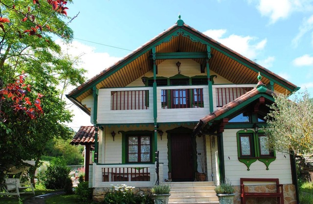 Homerez - Spacious cottage With mountain view and garden
