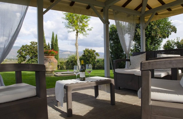 Homerez - Sumptuous Manor near Cortona with Private Pool