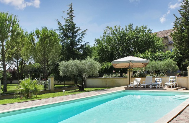 Homerez - Villa for 10 ppl. with swimming-pool and terrace at Althen-des-Paluds