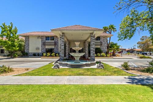 HomeTowne Studios by Red Roof Ridgecrest