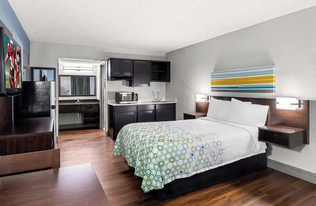HomeTowne Studios by Red Roof Richmond - Airport/Sandston