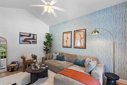Homey 3bd - BBQ & Backyard - Close to Attractions