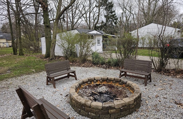 Homey 3BR near CLE! Firepit, Games and Stars!