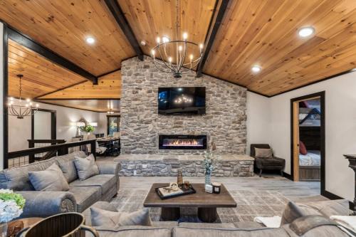 Honeybear Hideaways - Luxurious Modern 7BR Cabin with Indoor Pool, Game Room, Hot Tub & Fireplace