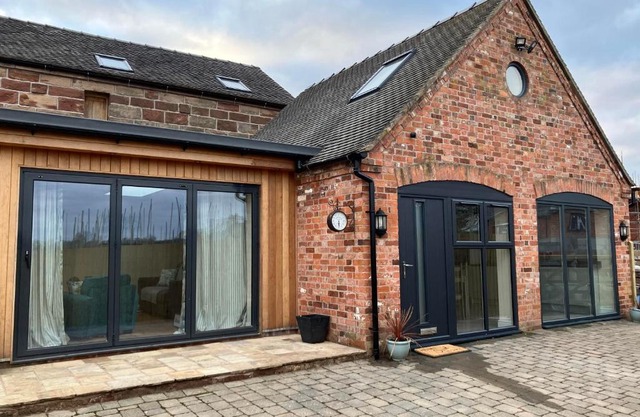 Honeyberry Cottage -PART OF ALTON COTTAGES