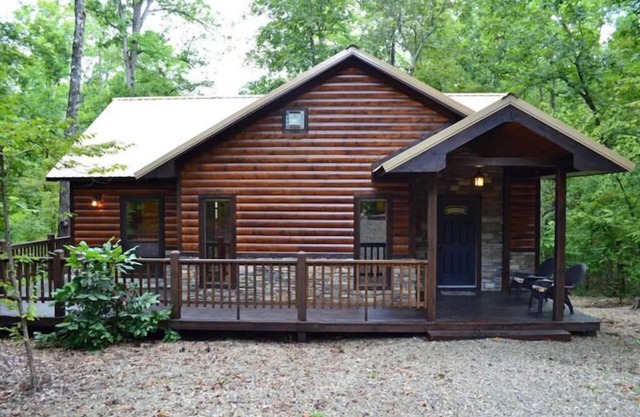 Honeymoon Cabin, King Bed, Hot Tub, Pond & Fireplace