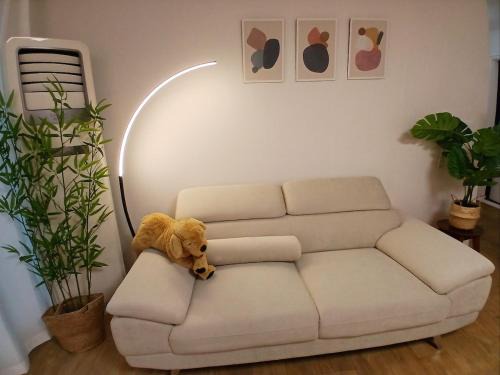 Hongdae 1 minute Hongik University Station 10 minutes Hongdae Street 5 minutes Spacious living room 141m2 Cozy space 2bathroom