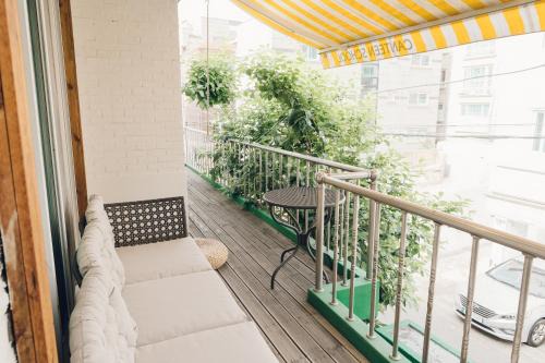 Hongdae Luxury Private Single House with Big Open Balcony Perfect for a Family & Big Group 3BR, 5QB & 1SB, 2Bathroom