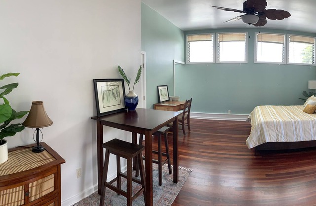 Honoli’i beach cottage, very roomy, in a charming neighborhood.