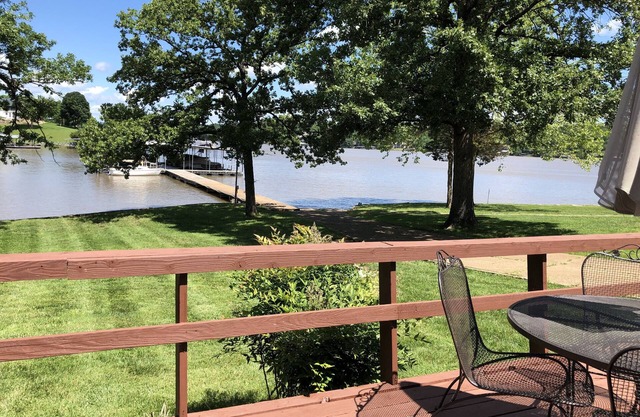 'Hook House' Lakefront home in quiet cove with beautiful view.