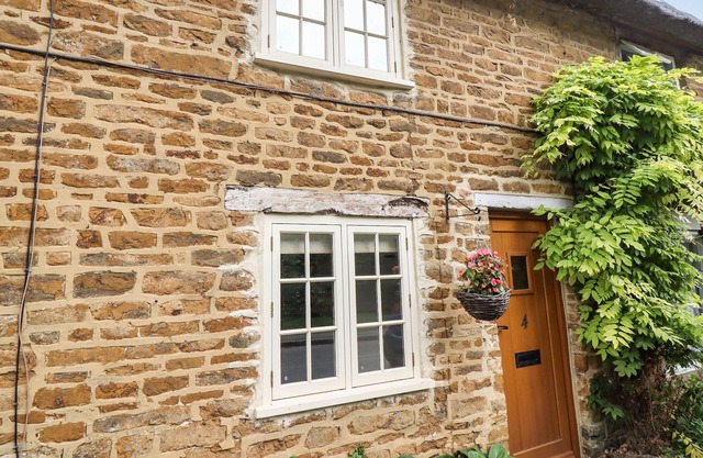 HOOKY COTTAGE, character holiday cottage in Hook Norton