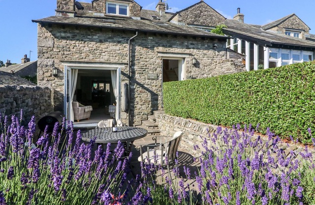 HOOPERS END, family friendly, with a garden in Sedgwick