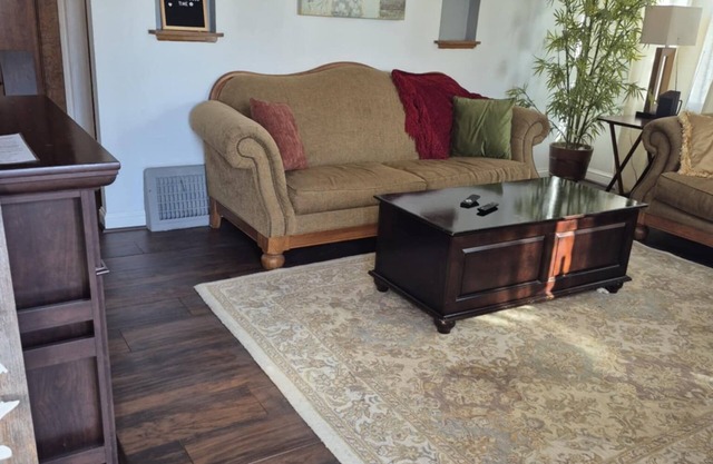 Hop, Skip, & a Jump Away! MOA, Lake Nokomis, Fun & More! Close to Everything!