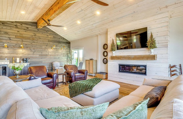 Hope Retreat w/Furnished Deck Near Parks!