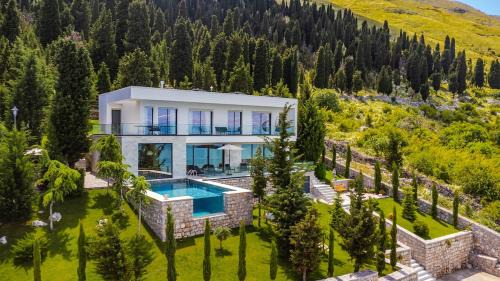 Horizon Villa Luxurious Lakefront Retreat