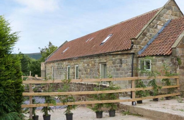 HORSESHOE COTTAGE, pet friendly, with a garden in Great Ayton