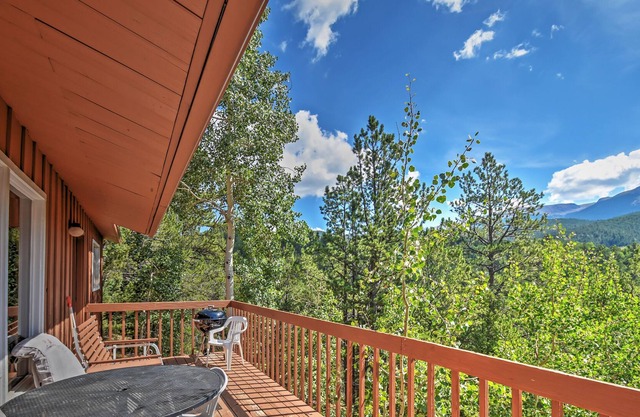 'Horseshoe Lodge' Divide Cabin w/ Furnished Deck!