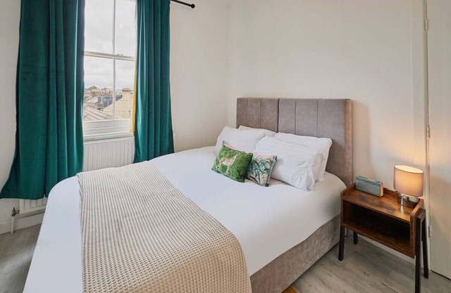 Host & Stay | Cosy Twickenham Rugby Gem