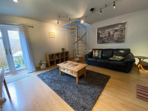 Host & Stay - Studley Knapp
