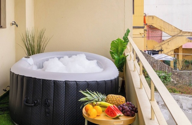 Host Wise - Trendy Bright Flats | Jacuzzi