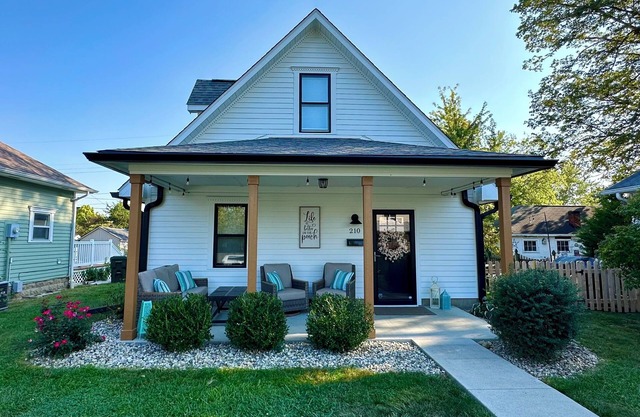 HOT TUB: 3 bed 1.5 bath - Step Free Entry- Sleeps 6-New Remodel-Comfy Furniture