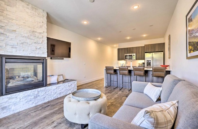 Hot Tub and Balcony Riverfront Silverthorne Condo!