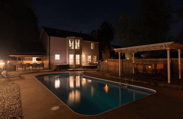 *Hot Tub and Pool*2860ft²*King Bed*65" TV*1000Mbps