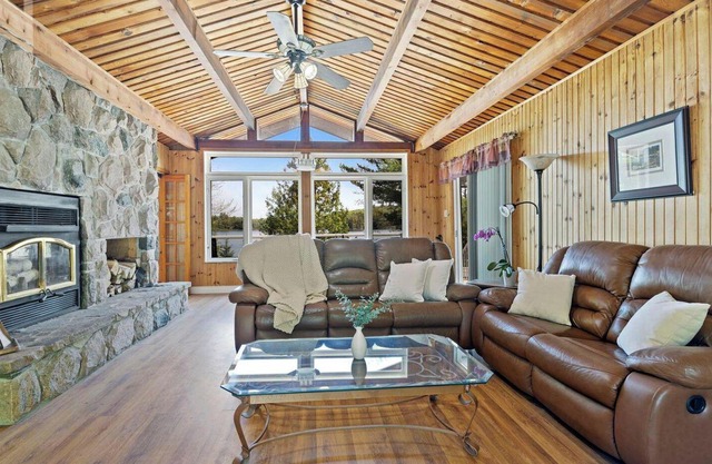 Hot Tub, Canoe, FirePit&Fireplace, WiFi, Dog Friendly, 5 Mins to Baysville