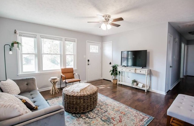 HOT TUB, Fenced in Yard, Pet Friendly, Game room