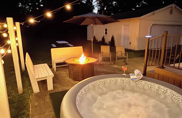 Hot Tub! Fire Pit! Gas Fire Table! Coffee Bar!