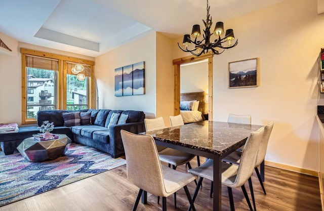 ★Hot Tub in Building - Center Village Condo★