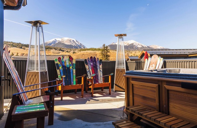 Hot Tub on Rooftop Deck - Mountain/River Views - Gym - EV Charger - 3 Kings