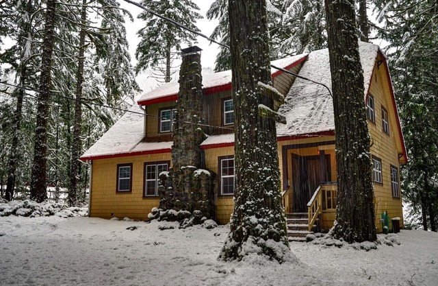 Hot-tub, secluded, close to the river!