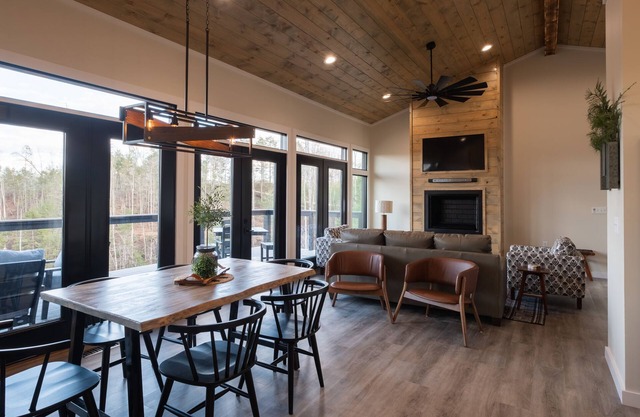 Hot-Tub/WiFi/Secluded - A Red River Barnhouse