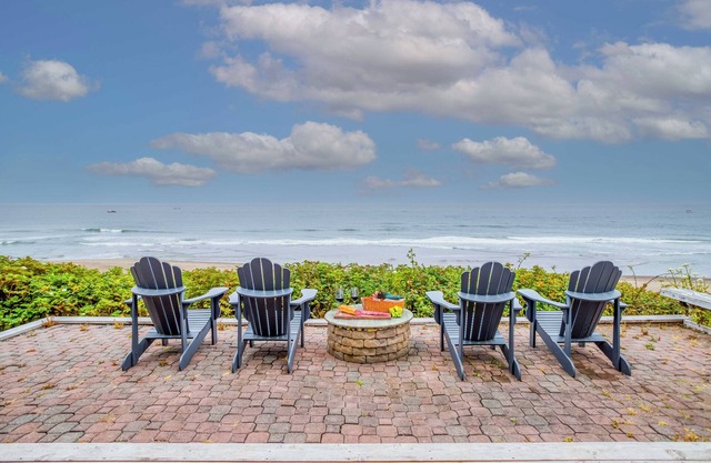 Hot Tub, Wireless Internet, Dogs OK, Great Patio with Full Beach and Ocean View