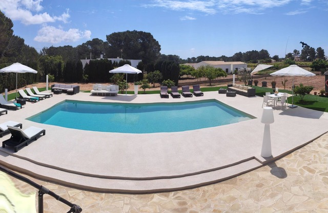 House/Apartment with swimming pool.