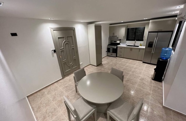 House 5 mins from Monument with free parking