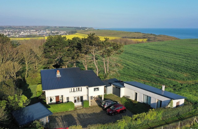 House and workshop on a cliff in a protected site with unique sea view