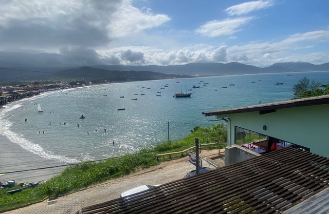 House facing the sea in Garopaba, in the historic center 20m from the beach.