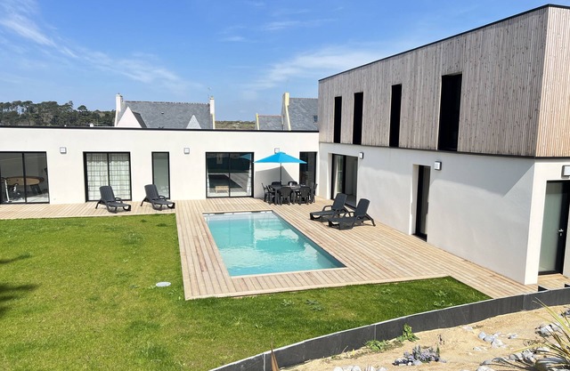 House for 7 people with private pool near the sea and shops