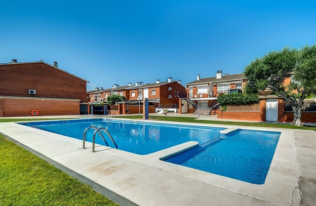 House for 8 people, community garden and pool, private barbecue, free Wi-Fi and air conditioning in the living room. Near the beach of the Costa Brava and Costa Barcelona. Vivalidays Pinell.