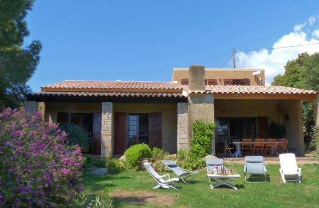House for 10 people, 200m walk from the sea. Exceptional setting, not overlooked